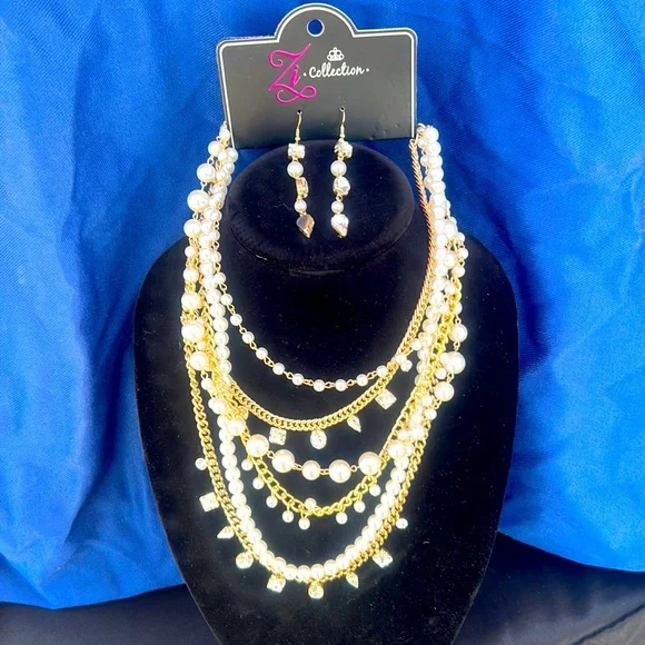 dress the part gold paparazzi A Finishing Touch Jewelry Paparazzi Global Glamour Blockbuster Necklace main image 1